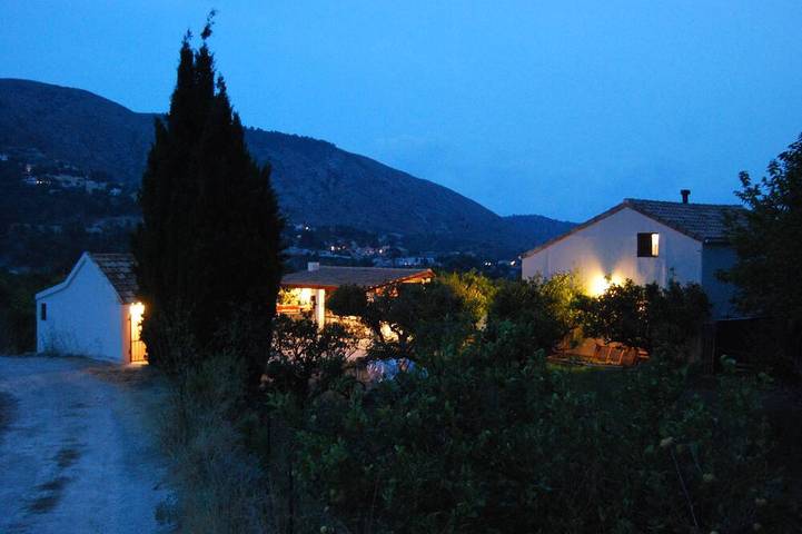 Gîte pour 8 personnes, avec Terrasse ainsi que Jardin et Piscine