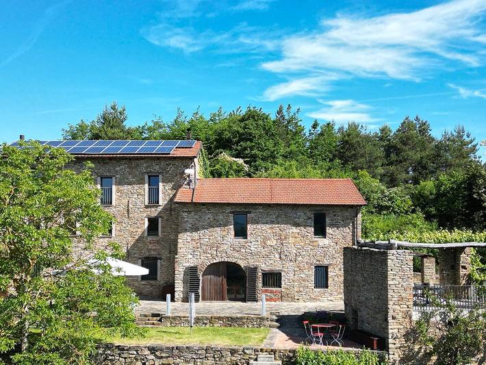 Cascina autentica tra i vigneti dell'Alta Langa in Camerana, Langhe
