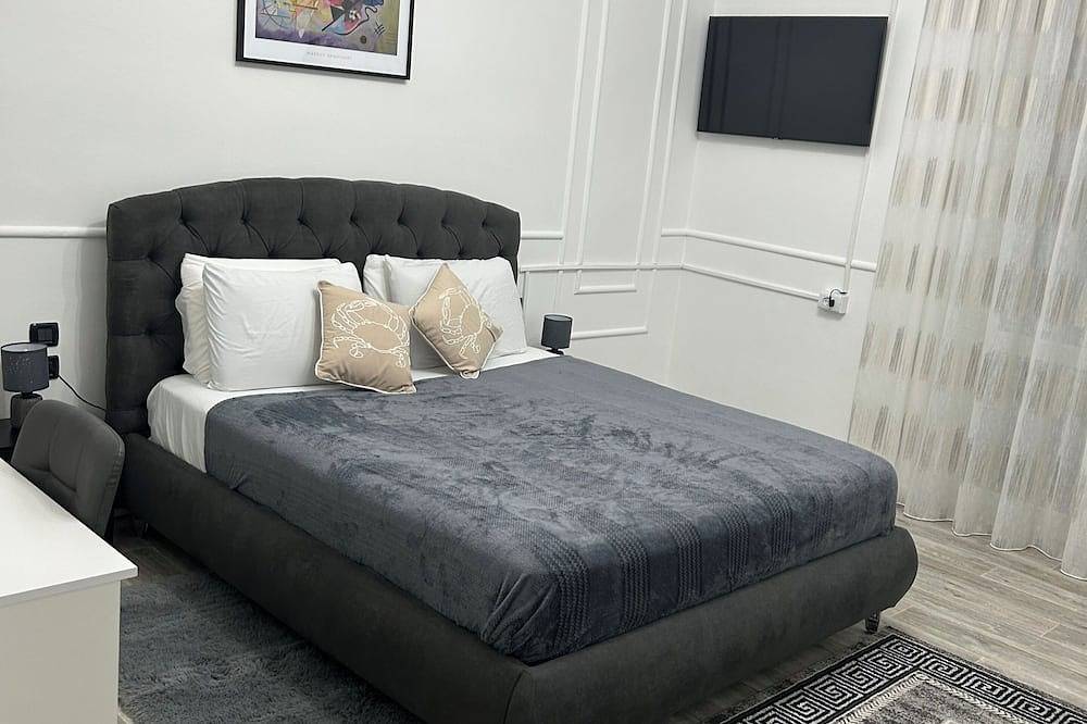 Entire apartment, Cozy Room with luxurious living room / staff available 24/7 in Piacenza, Piacenza Province