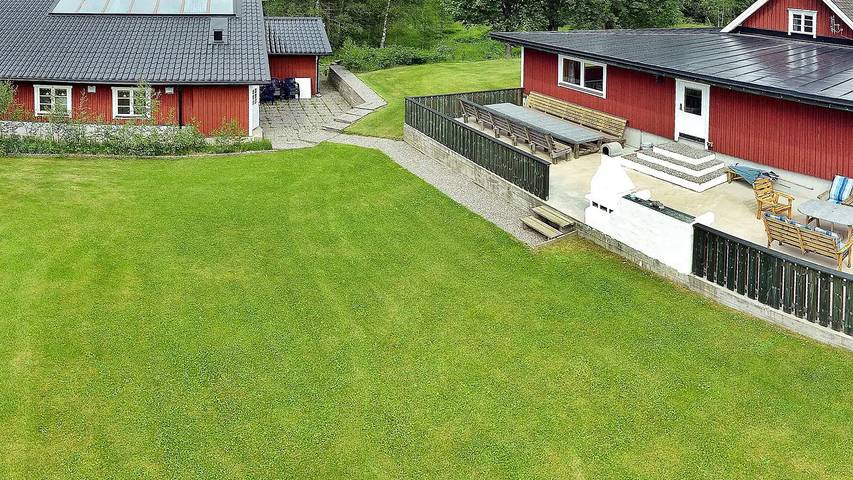 Feriehus for 18 personer, med Hage og Badebasseng i tillegg til Sauna i Syd-Sverige