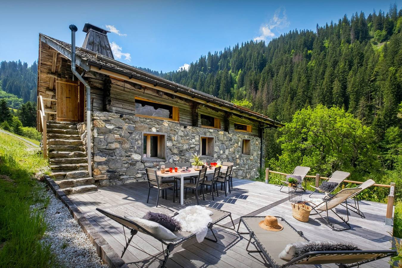 Designer ski chalet for 12, secluded location & great views - Ovo Network in La Giettaz, Albertville region