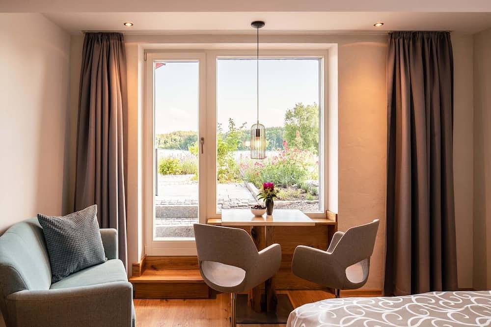 Ganze Wohnung, Gartenzimmer, 30 qm Untergeschoss, kombinierter Wohn- & Schlafbereich in Bad Endorf, Chiemsee