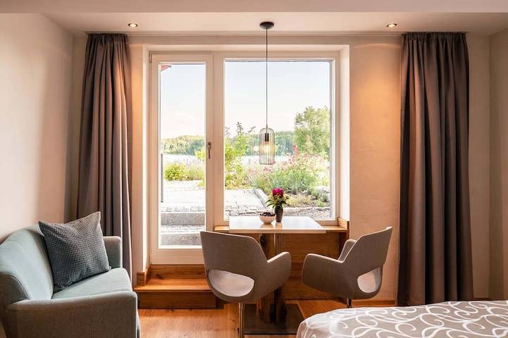 Ganze Wohnung, Gartenzimmer, 30 qm Untergeschoss, kombinierter Wohn- & Schlafbereich in Bad Endorf, Chiemsee
