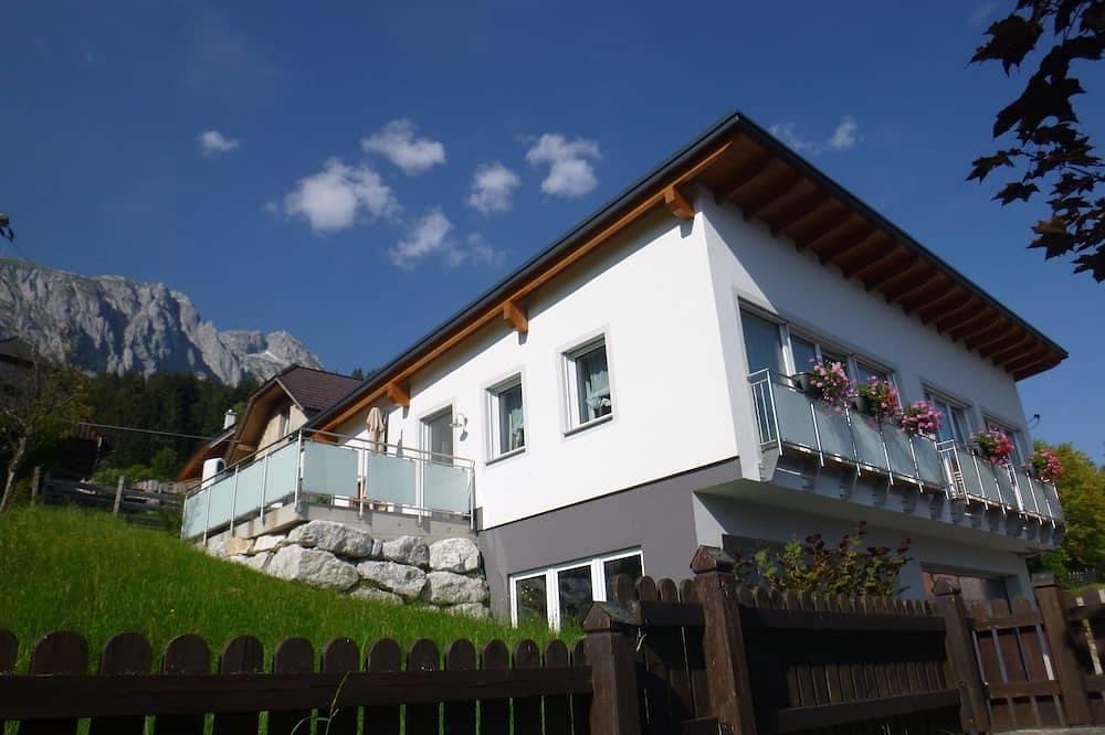 Holiday residence on the sunny side of the Grimmings Wifi, parking lot & infrared cabin in Sankt Martin am Grimming, Enns valley