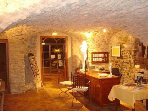 Hôtel pour 2 personnes, avec piscine ainsi que terrasse et jardin à Les Mages - 2