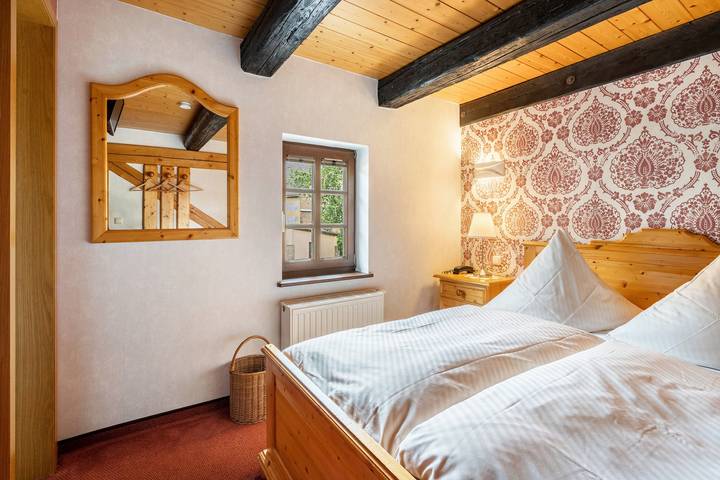 Room 'Im Weinrestaurant 5' with Shared Garden and Wi-Fi in Coswig, Meissen Region