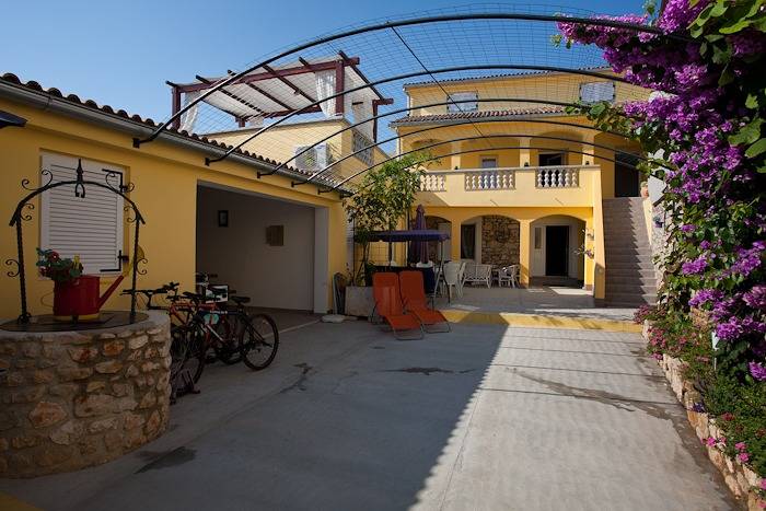 Ganze Wohnung, 1-Zimmer-Ferienwohnung mit Terrasse Poljana, Ugljan A-8523-e in Poljana, Insel Ugljan