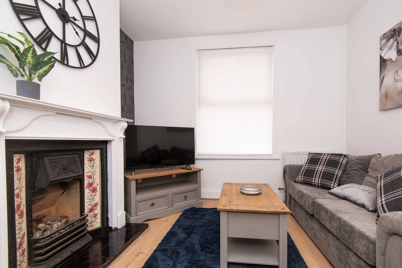 Modern 3 Bedroom Home in Central Rugby w Parking in Warwickshire