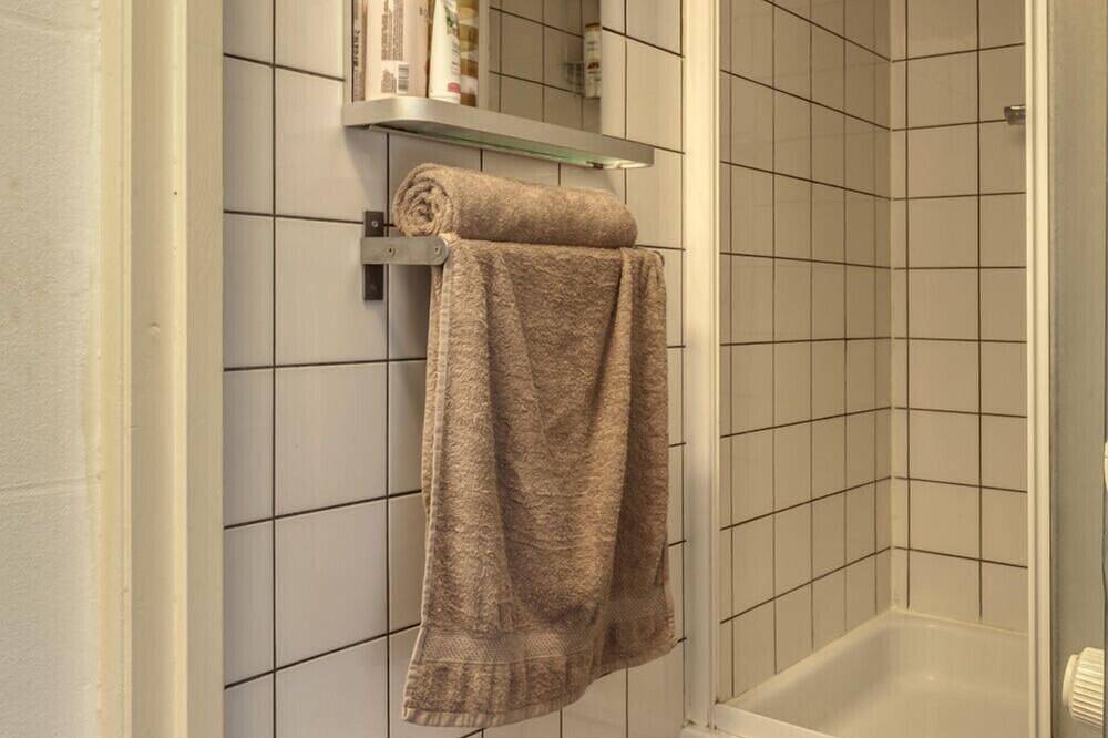 Bb 1971 Hazenstraat (shared bathroom) in Jordaan, Dutch Coast
