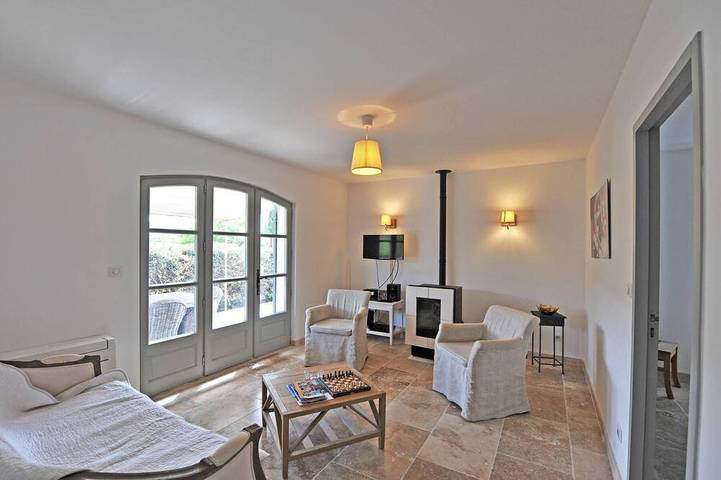 Gîte pour 6 personnes, avec jardin à Lioux - 4