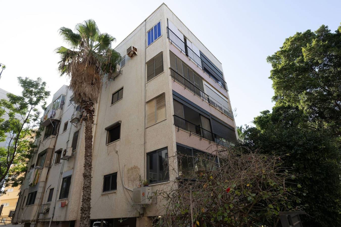 Appartement entier, Cozy 3Br Apt w Big Windows 5 Min Walk From Beach in Tel Aviv, District de Tel Aviv