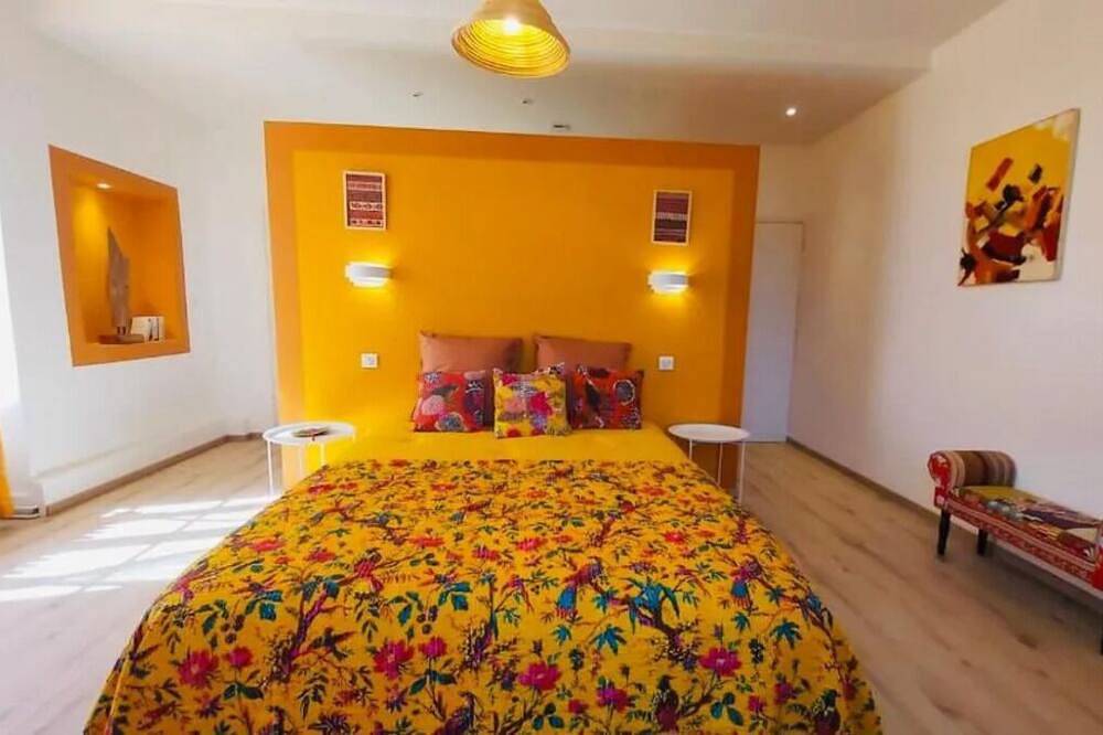 The colors of Commarin Chambre Jaune in Commarin, Beaune region