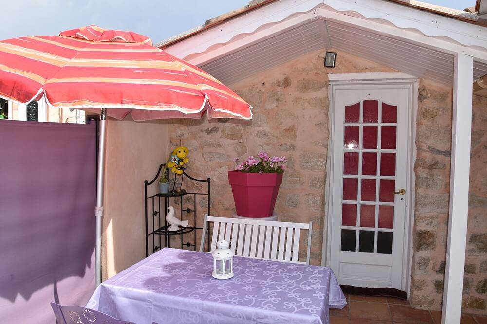 Ganze Wohnung, Petit Cabanon Independent apartment with beautiful summer kitchen in Ampus, Draguignan Region