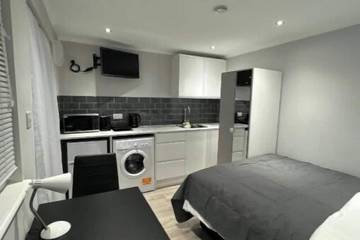Cottage Rentals for 2 Guests in London, South East England, Picture 4