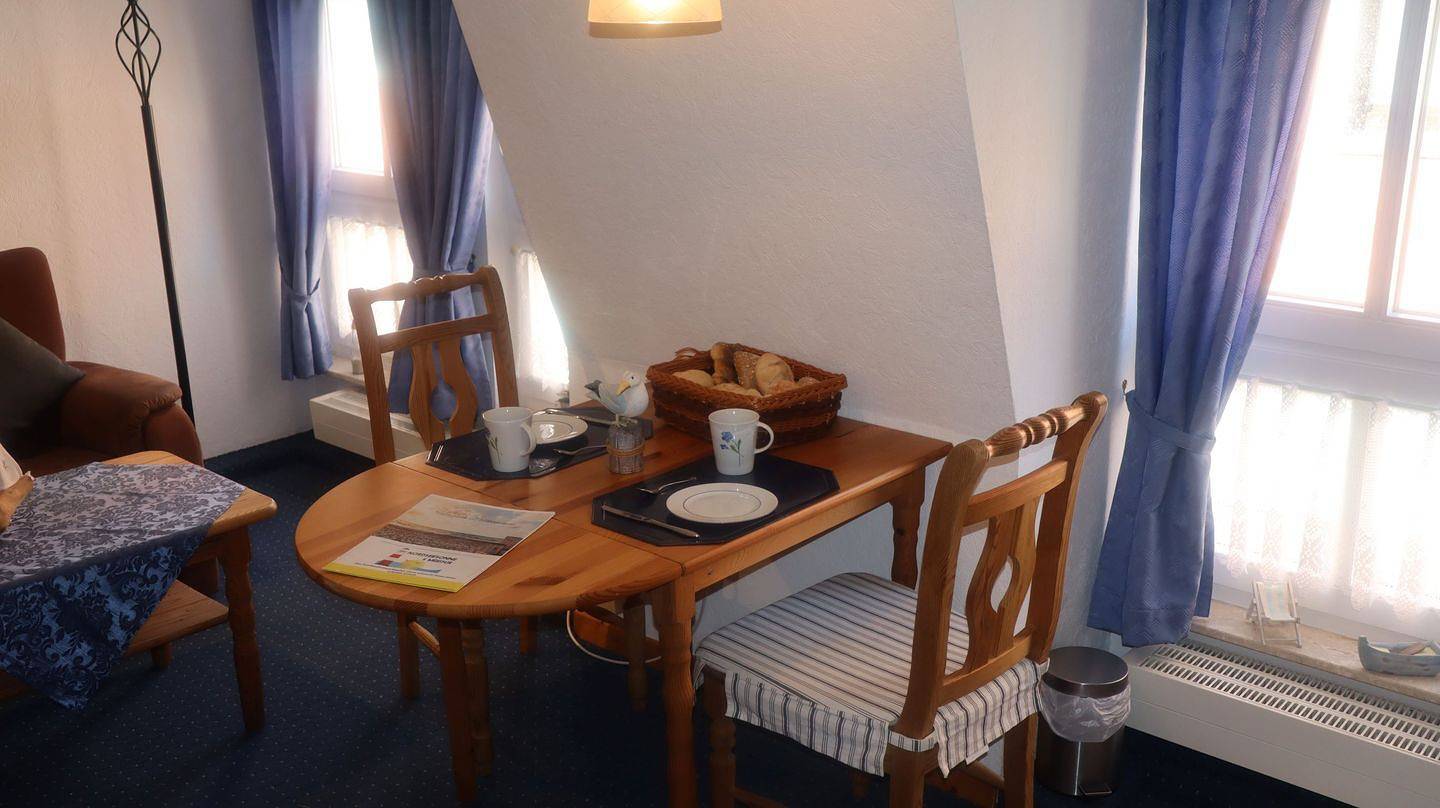 Ganze Wohnung, Willkommen in der Ferienwohnung „Luv“Ihr gemütlicher Rückzugsort direkt am Hafen in Neuharlingersiel, Landkreis Wittmund