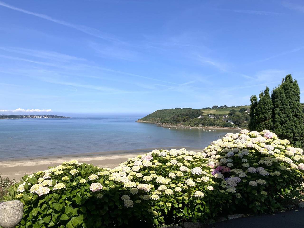Kant Ar Mor, ou chant de la mer est située face à la baie. in Saint-Michel-en-Grève, Ceinture Dorée