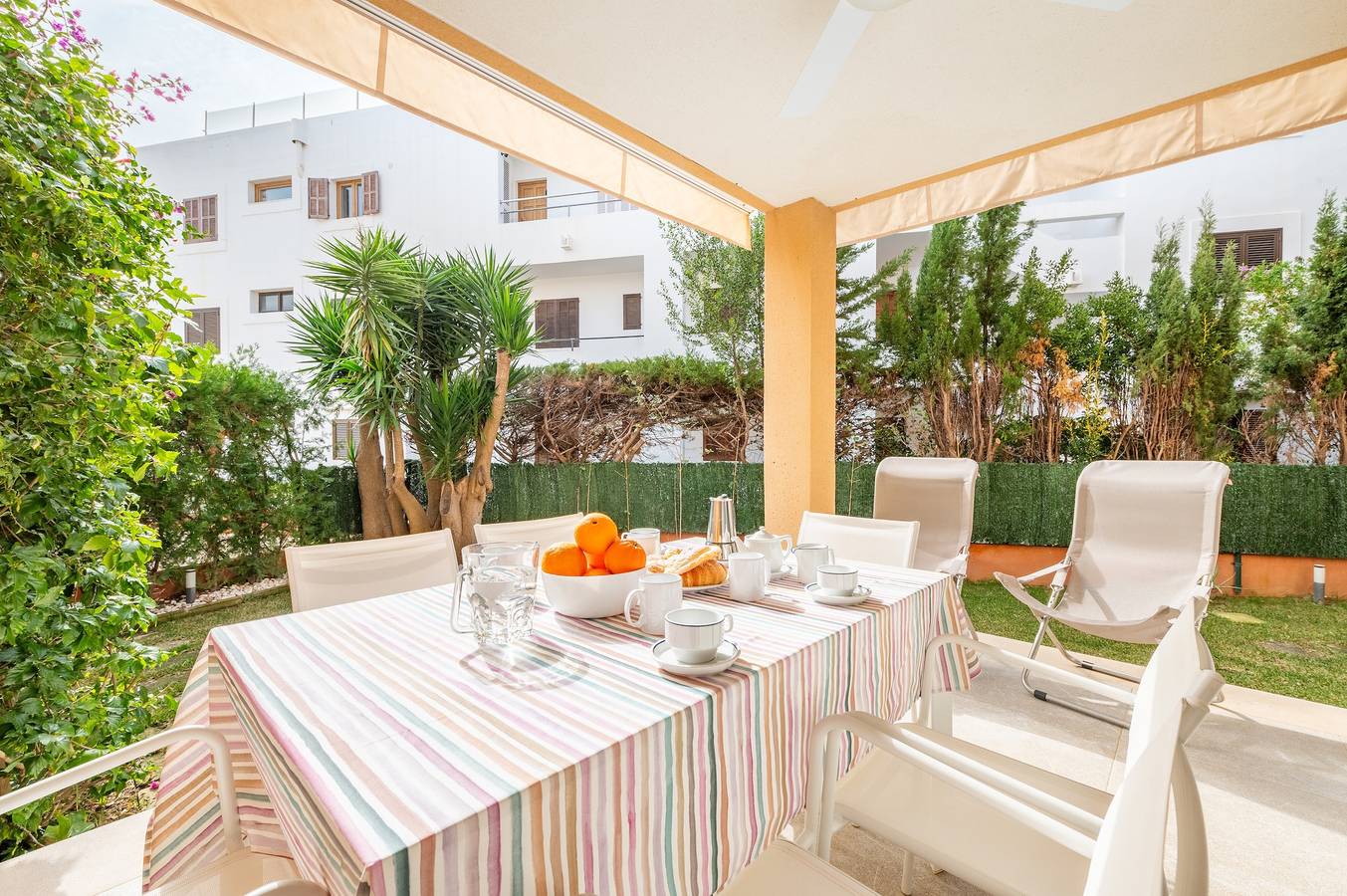 Apartamento entero, 'Apartamento Olot' planta baja con jardín privado, piscina compartida y aire acondicionado in Puerto de Pollensa, Pollença