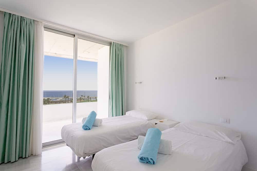 Entire apartment, Unit 4 Amarilla Golf Villas - Amazing 4 bed penthouse - huge terrace - sea views in Las Adelfas, Amarilla Golf