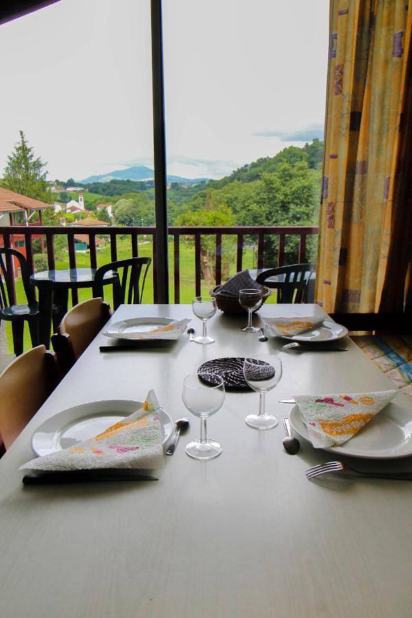 Gîte pour 4 personnes, avec vue ainsi que jardin et piscine, animaux acceptés à Souraïde - 3