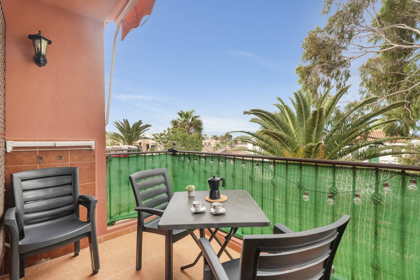 Apartamento entero, Vacaciones 'Feel The Sun In Tenerife' con vistas a la montaña, piscina y jardín compartidos in Costa del Silencio, Arona 