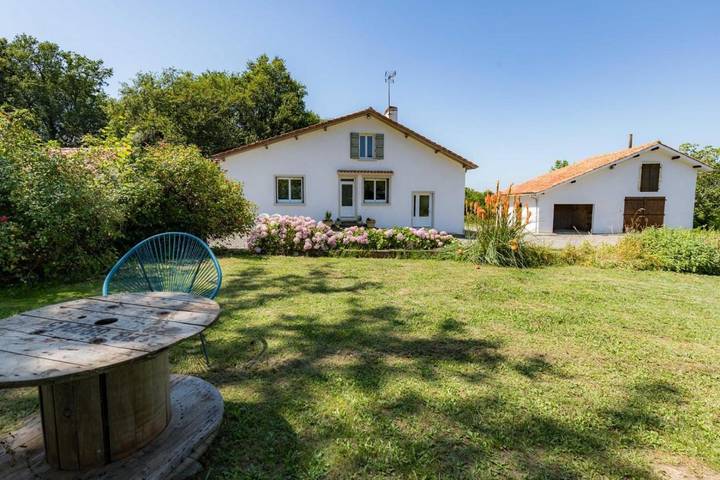 Gîte pour 6 personnes, avec jardin à Eyres-Moncube