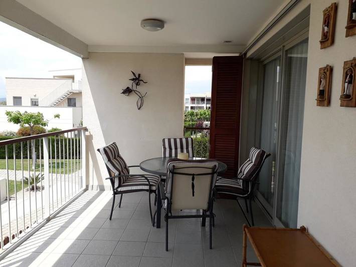 Appartement de vacances pour 4 personnes, avec vue ainsi que jardin et piscine