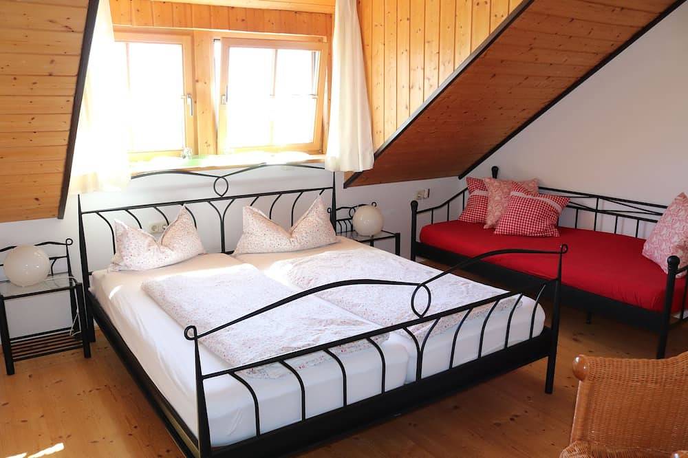 Entire apartment, Panoramic mountain view, rural area, grand playground, garden house with Bbq in Untrasried, Bavarian Swabia