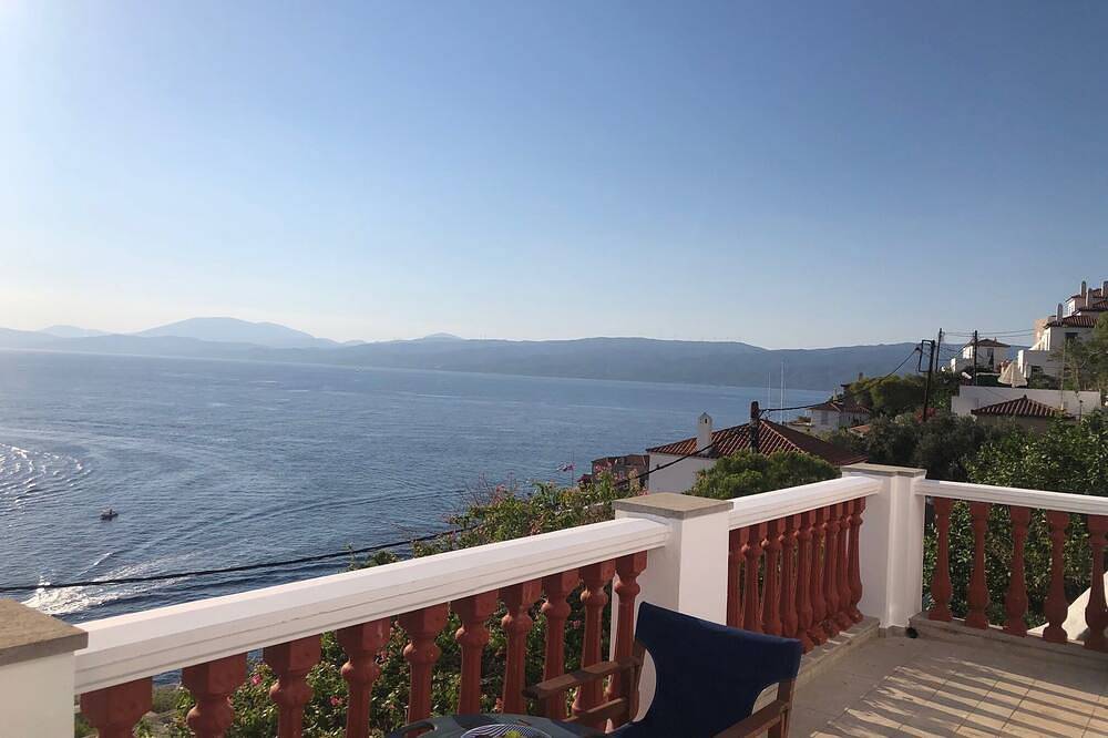 Villa Hydra Estrella is Offers views of the port and town in Hydra