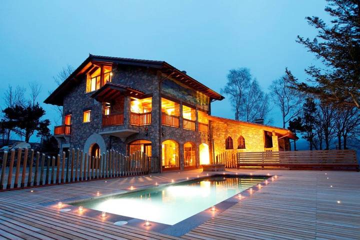 Casa rural para 19 personas, con jacuzzi y jardín además de piscina y balcón en Ripollès - 2