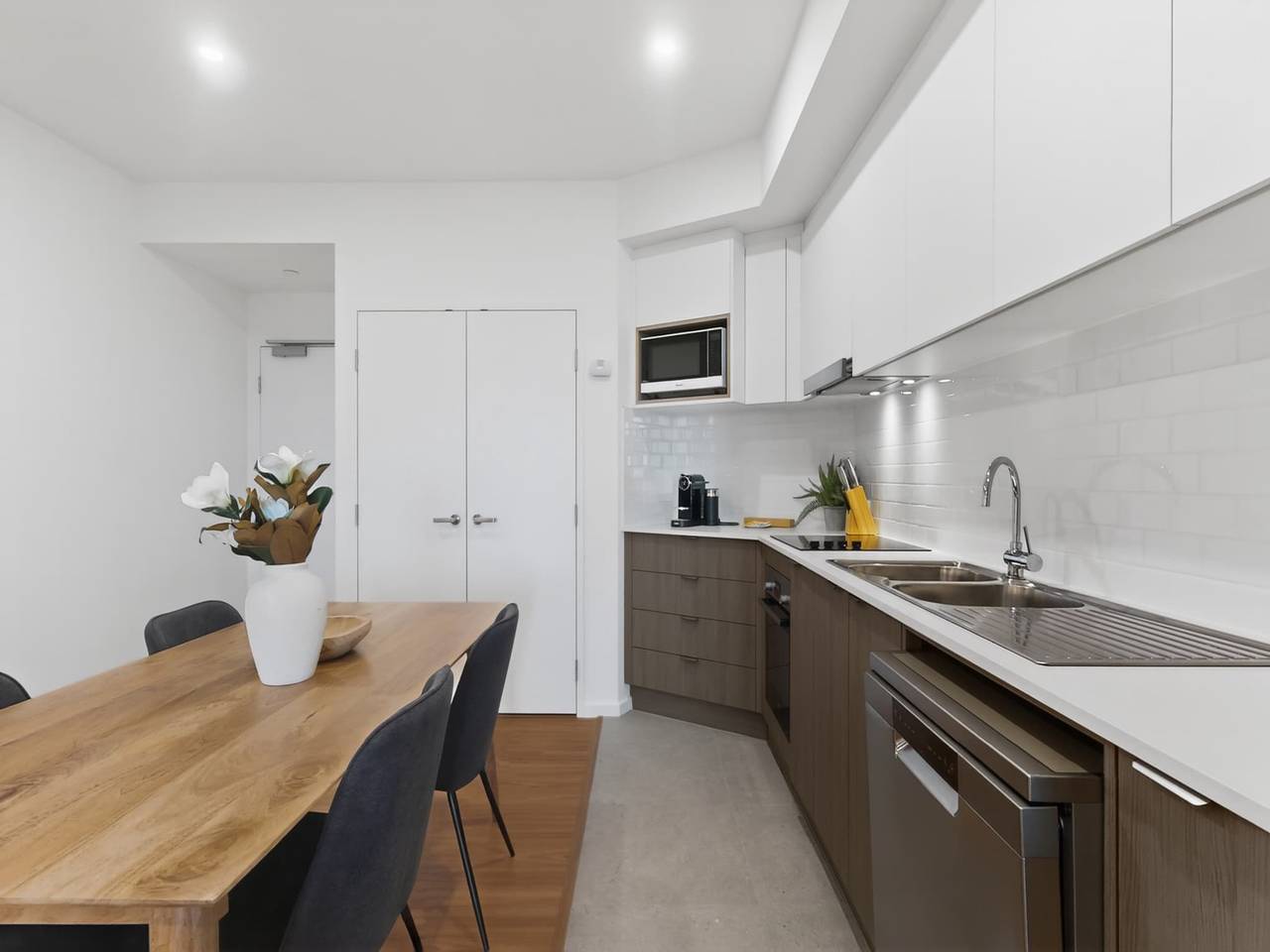 Hel leilighet, Lys, nyoppusset leilighet med 2 soverom og balkongutsikt in Cannington, Perth