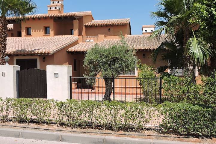 Villa for 6 personer, med hage og balkong i tillegg til badebasseng - 1