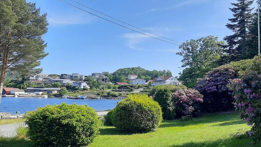 Feriehus for 7 personer, med Terrasse og Hage i Lyngdal