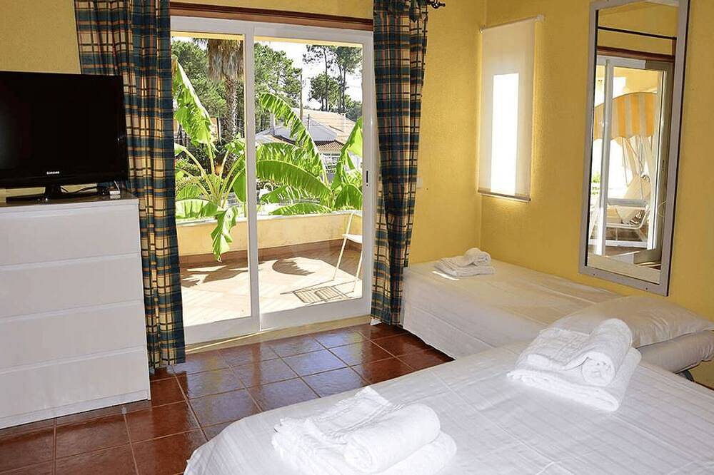 Deluxe Aroeira Villa | Villa Verdizela Ii | 6 Bedrooms | Table Tennis & Perfect for Families | Aroeira in Aroeira, Corroios