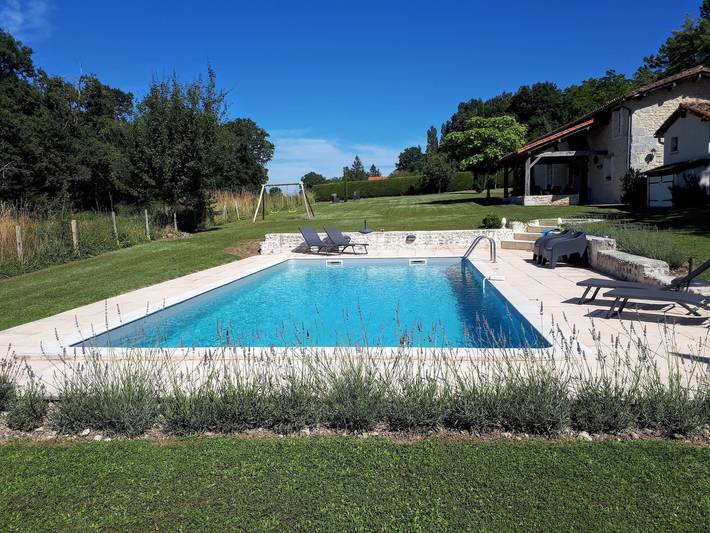 Vakantiehuis voor 6 personen, with zwembad and tuin as well as terras, kindvriendelijk in de Dordogne
