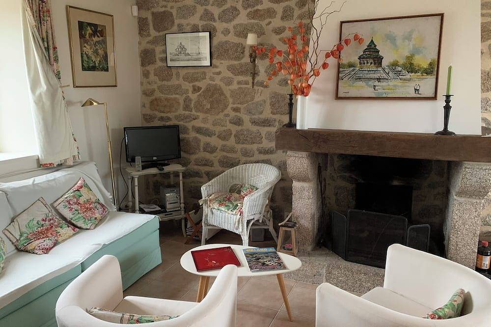 Small cottage in Réville near the sea, ideal for a family with two children in Réville, Cherbourg und Umgebung