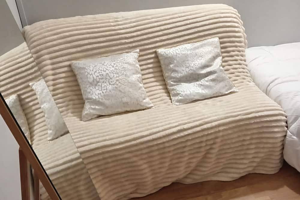 Entire apartment, Free room/parking and bus in front in Amiens, Amiens region