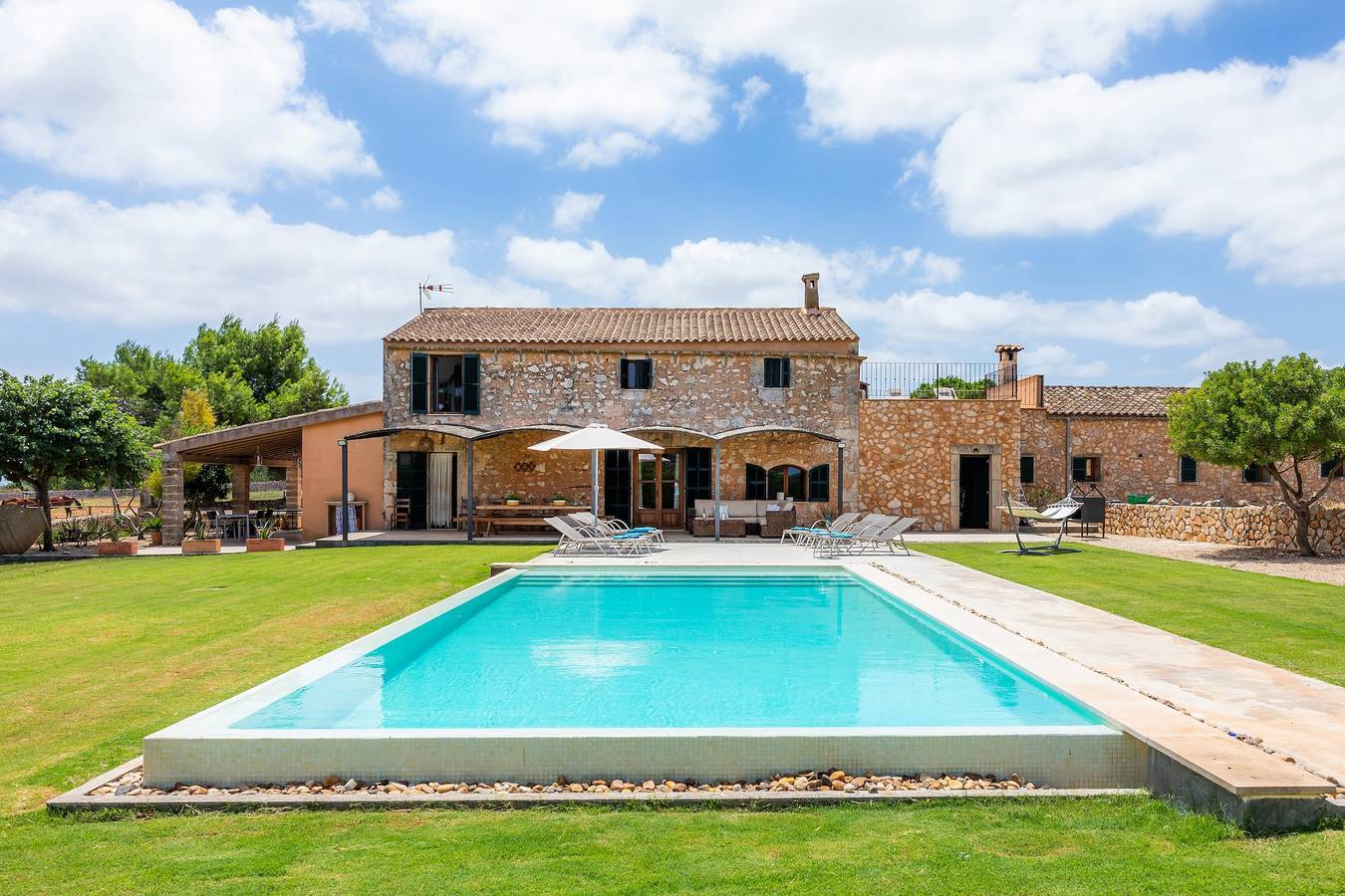 Stunning Holiday Home Sa Pleta with Mountain View, Wi-Fi, Balcony, Garden in Manacor, East Majorca