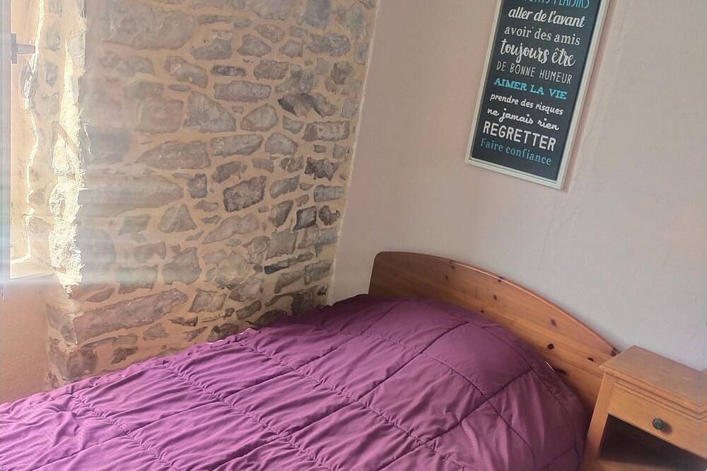 Maison en pierre à 600 mètres de la mer avec jardin et terrasse. in Plomodiern, Iroise