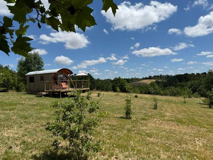 Location de vacances pour 2 personnes, avec vue et piscine ainsi que jardin et terrasse à Masseube