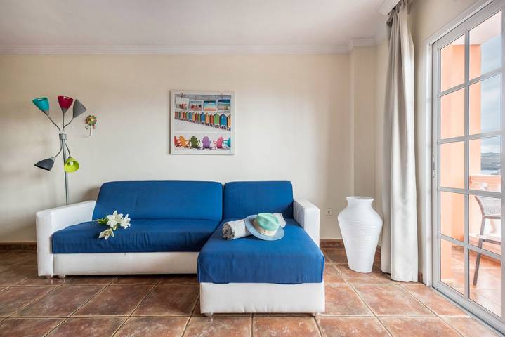 Apartamento entero, Apartamento vacacional "Carla 1A" en Playa San Juan con vistas al mar y a la montaña in Playa de San Juan (Guía de Isora), Guía de Isora