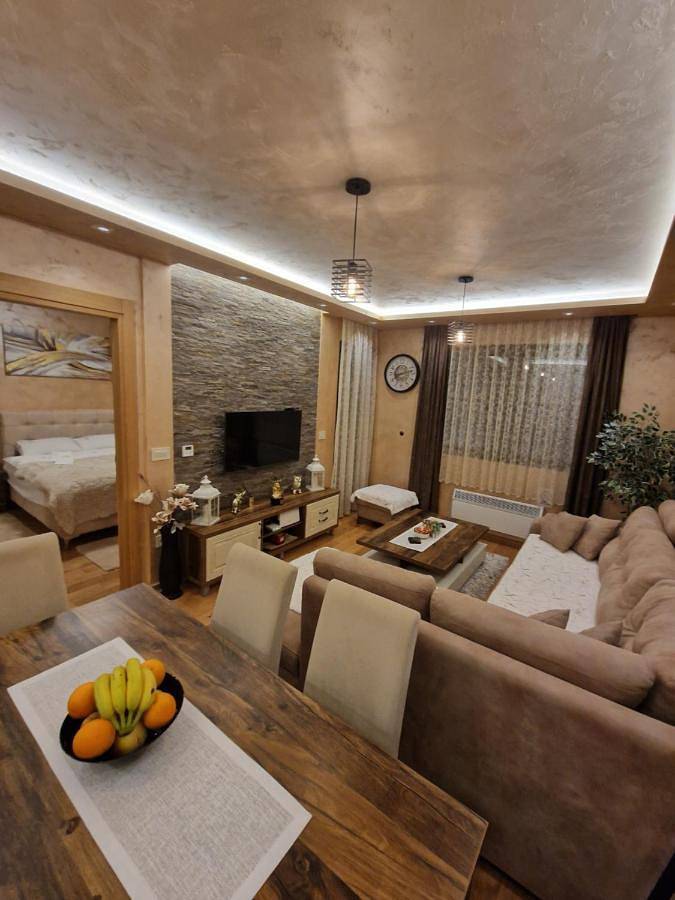 Ferienwohnung für 4 Personen, mit Garten und Pool sowie Ausblick und Sauna in Zlatibor