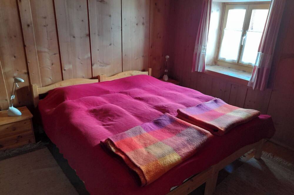 Ganze Wohnung, Ferienwohnungen Jörihus A&B, (Medels). in Rheinwald, Hinterrhein