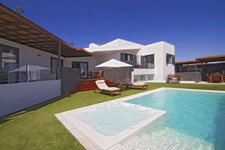 Villa for 6 people, with garden in Puerto Calero Marina