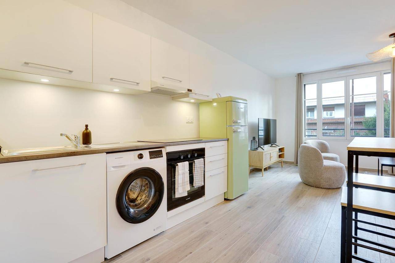Appartement entier, One-Bedroom Apartment in Viroflay, Yvelines