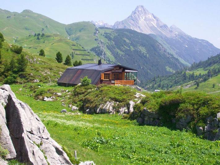 Chalet für 8 Personen, mit Balkon und Terrasse sowie Garten und Ausblick in Warth