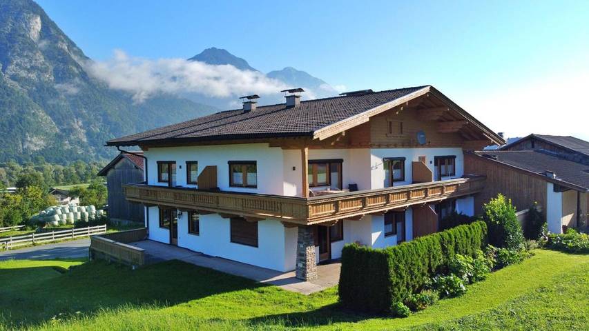 Ferienwohnung für 4 Personen, mit Terrasse und Garten sowie Ausblick, mit Haustier in Buch in Tirol