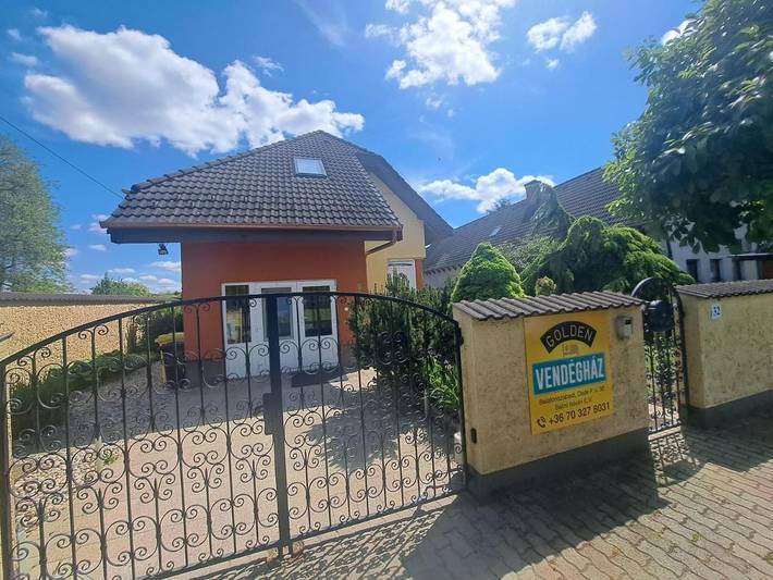 Ferienhaus für 10 Personen, mit Balkon und Terrasse sowie Garten und Pool in Balatonszabadi