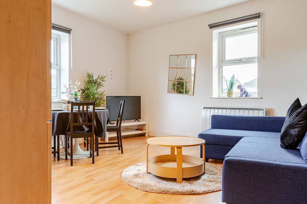 Cozy Urban Escape | Steps from Wimbledon Station in Merton, London