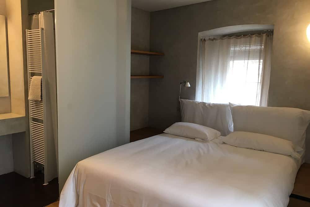 Ganze Wohnung, Historical stone house renovated with modern style in Girona, Gironès