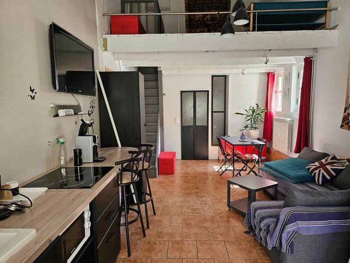 Gîte pour 4 personnes, avec Terrasse ainsi que Jardin et Piscine à La Bastidonne